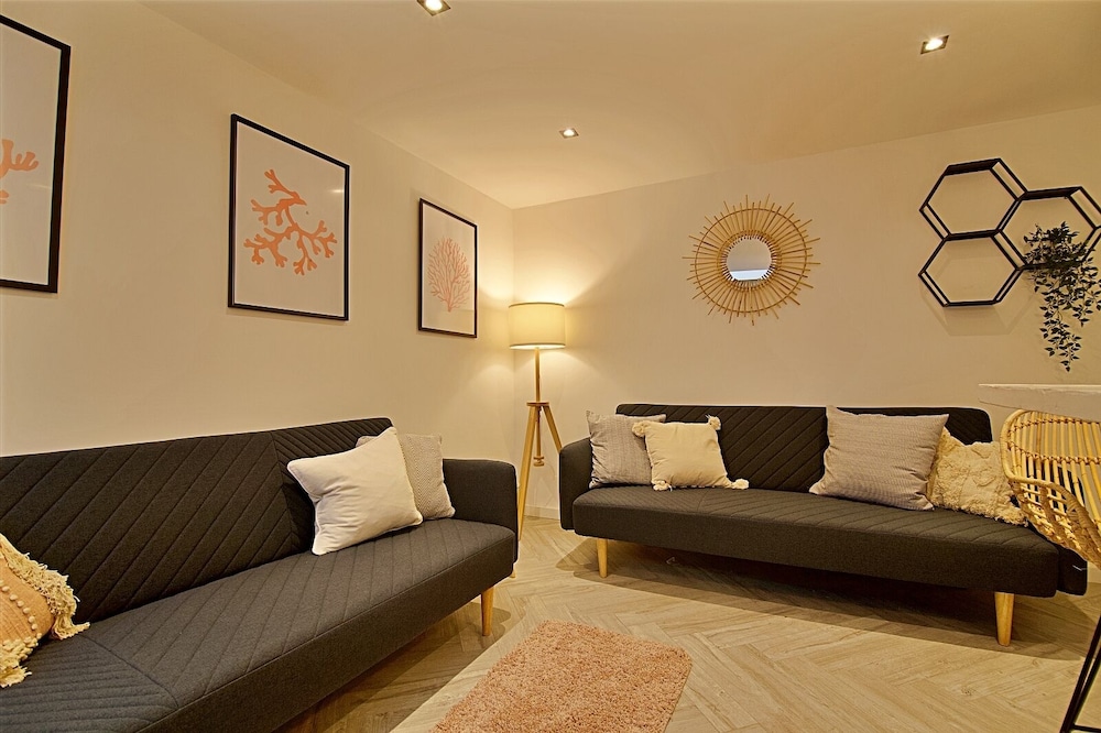 Bellerose Three view 4