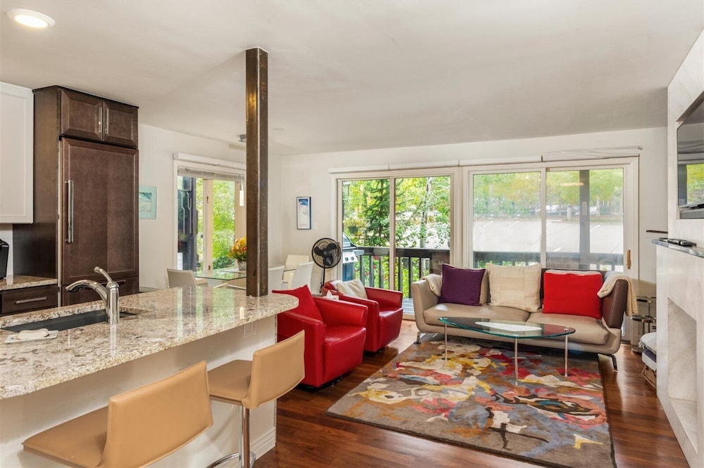 Cozy and Convenient 2BR in Vail Village - Walk to Gondola One