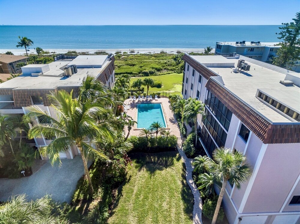 Shorewood Condos by Dream Vacation Rentals