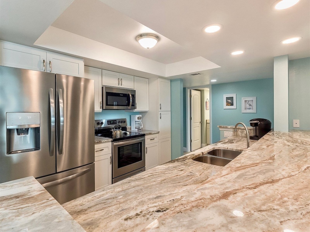 Shorewood Condos by Dream Vacation Rentals