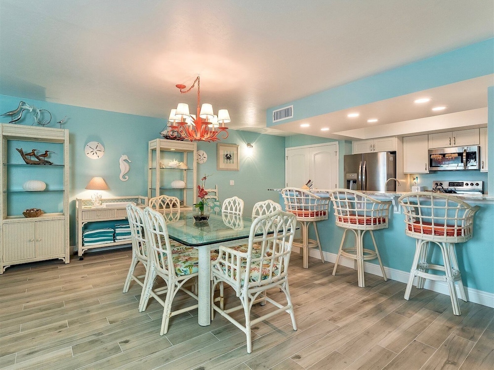 Shorewood Condos by Dream Vacation Rentals