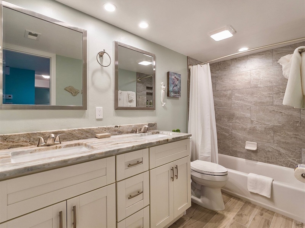 Shorewood Condos by Dream Vacation Rentals