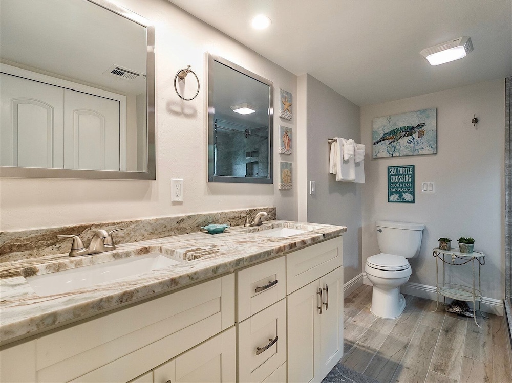 Shorewood Condos by Dream Vacation Rentals