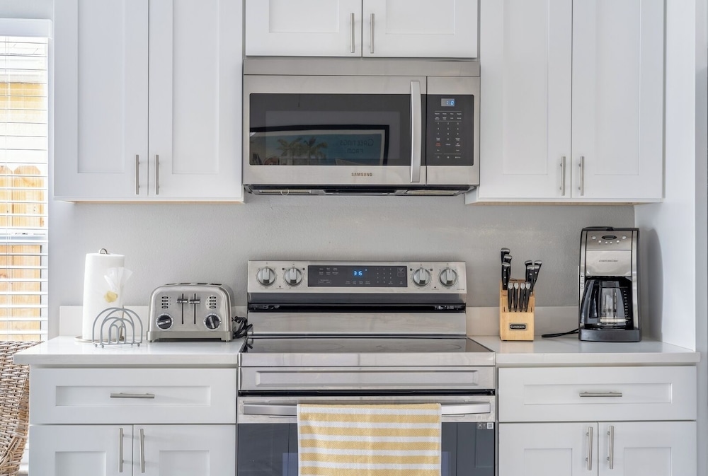 Heated Pool & Bathtub 4BR Near Disney
