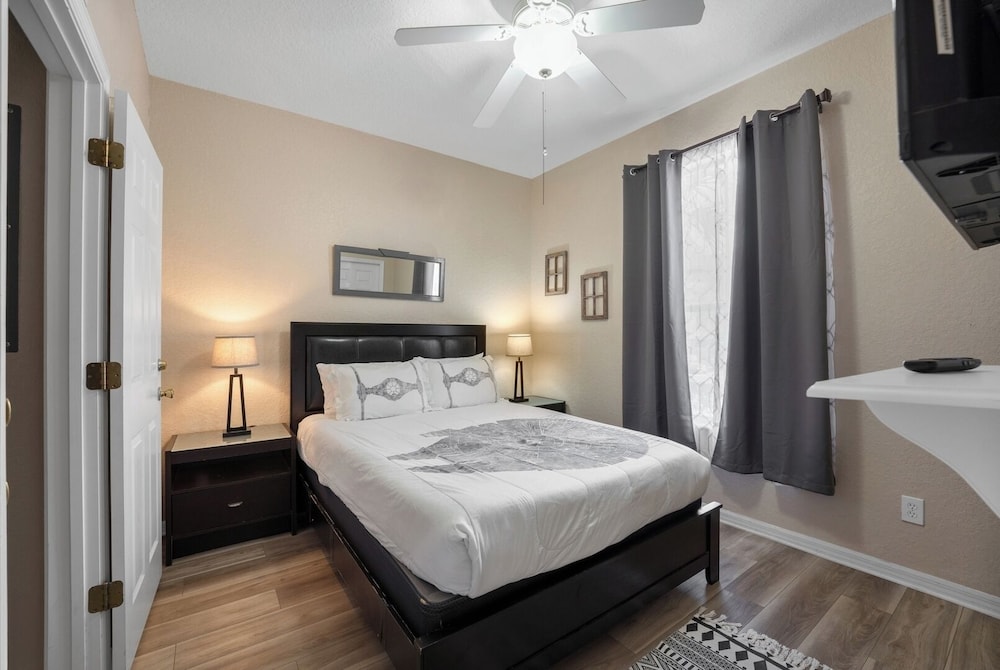 Family 4BR Home w/ Resort Pool Near Disney