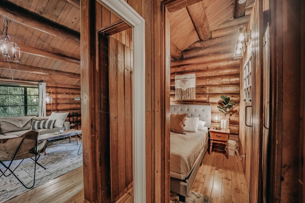 76gs - Genuine Log Cabin - Wifi - Pets Ok - Sleeps 4 2 Bedroom Home by RedAwning view 4