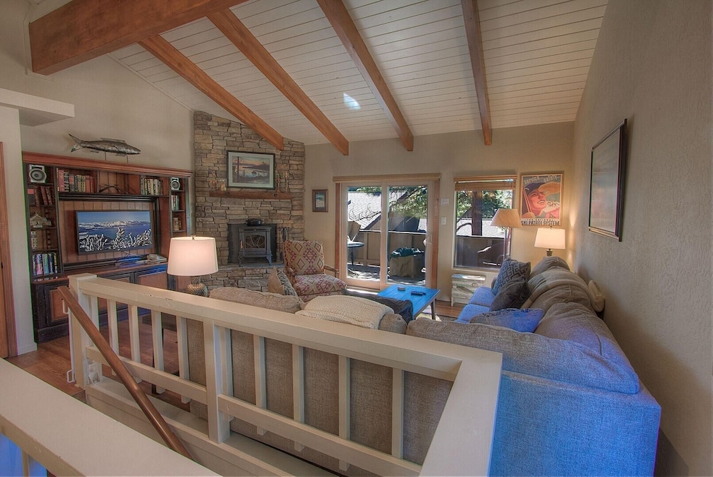 Cozy Bear Lodge 3 Bedroom Home by RedAwning view 4