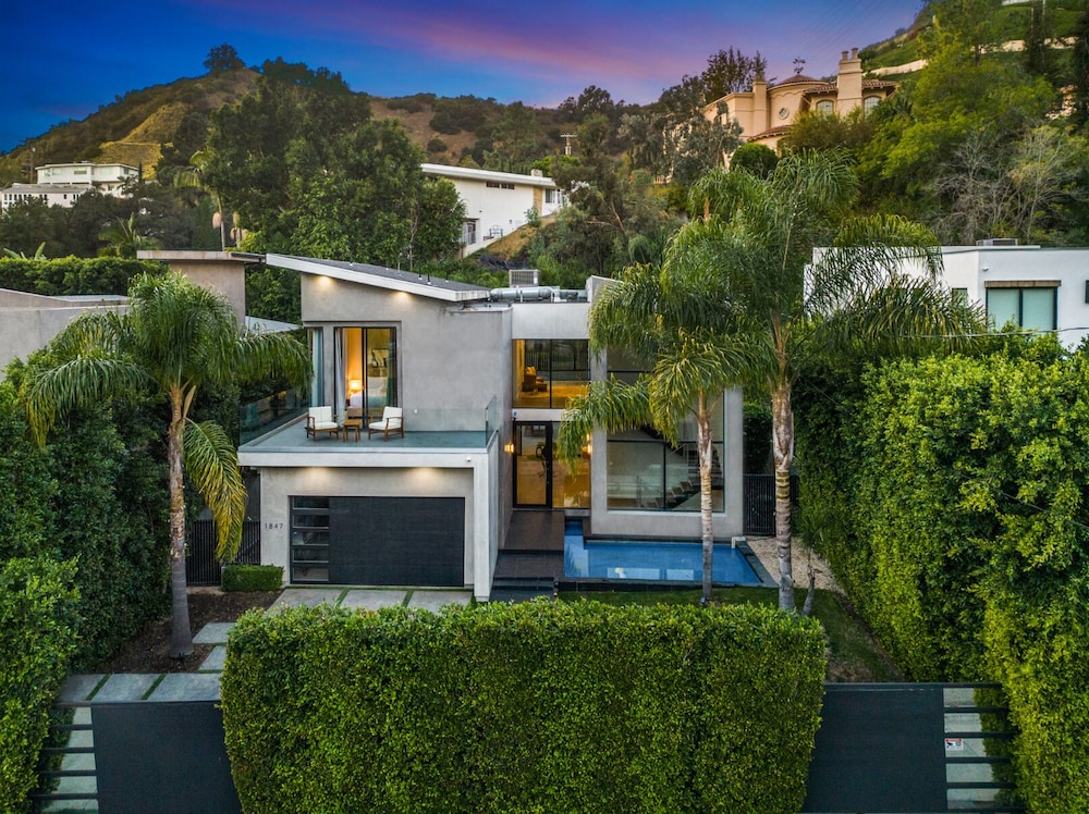 Coldwater Canyon - A Sophisticated & Elegant Estate - Image 1