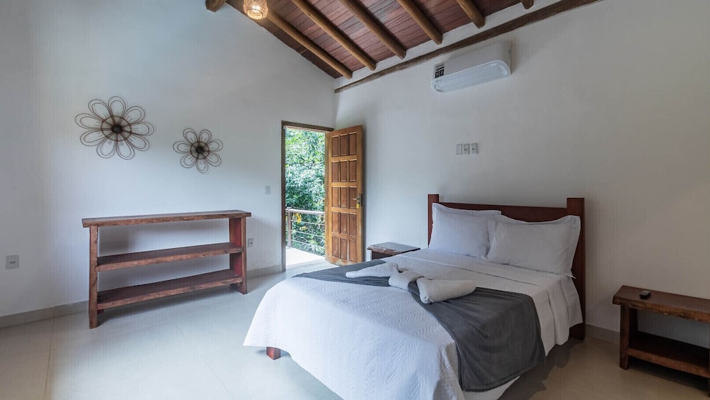 Casa Pet-friendly em Cond com Piscina e 5 Su tes
