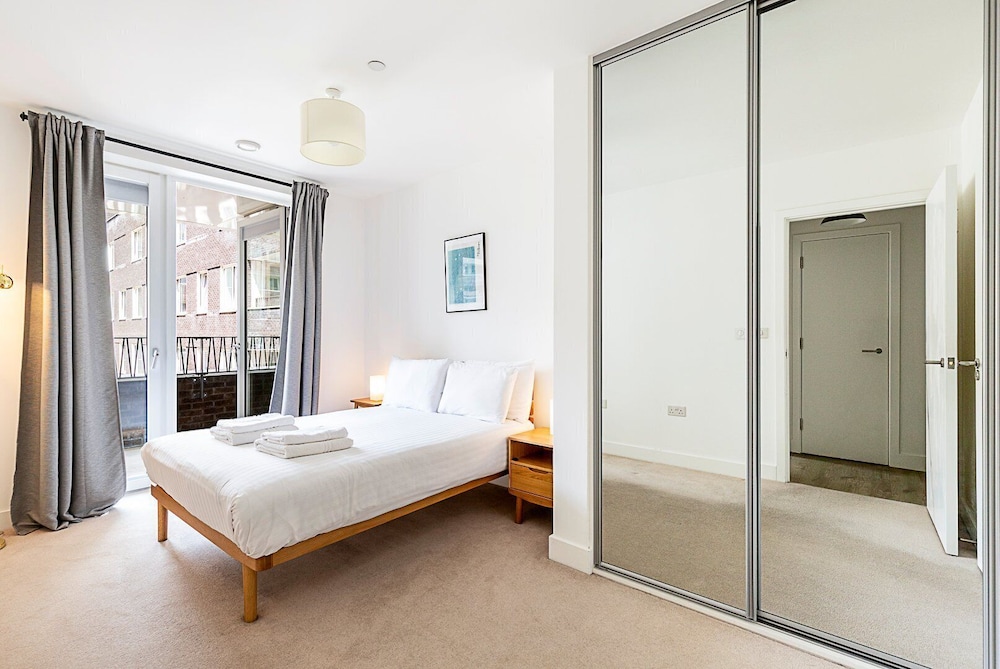 Modern 2-bed Flat With Terraces in Leyton