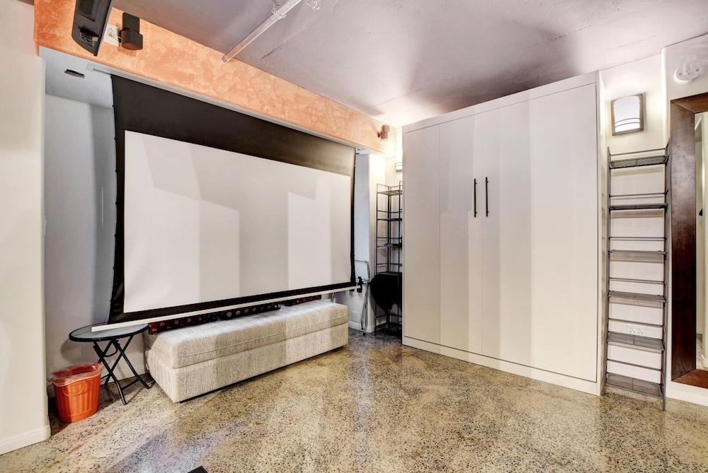LVStripHouse Condos Sleeps up to 14