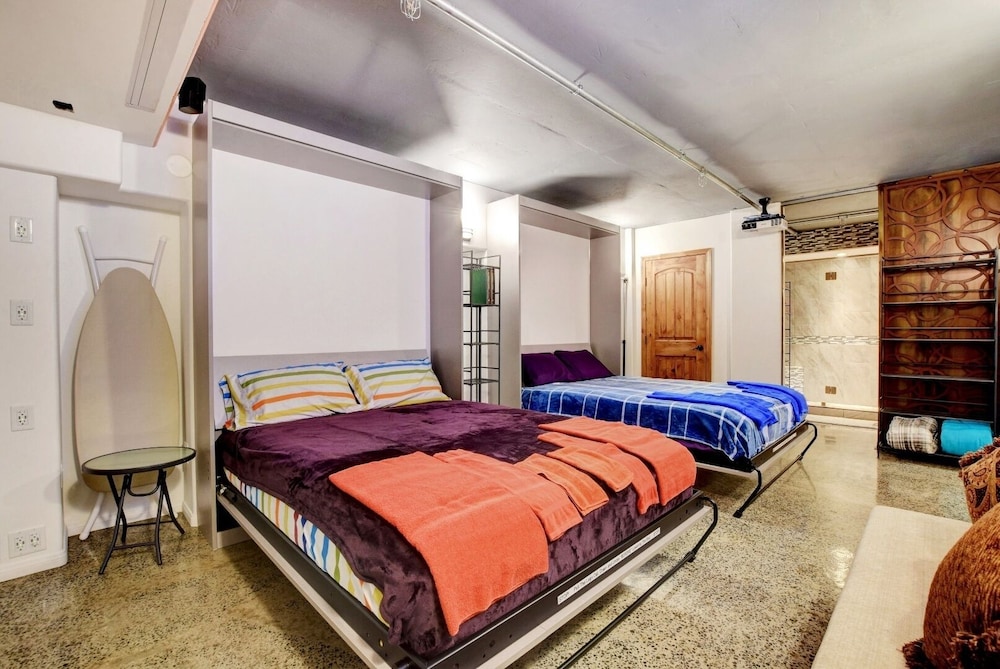 LVStripHouse Condos Sleeps up to 14