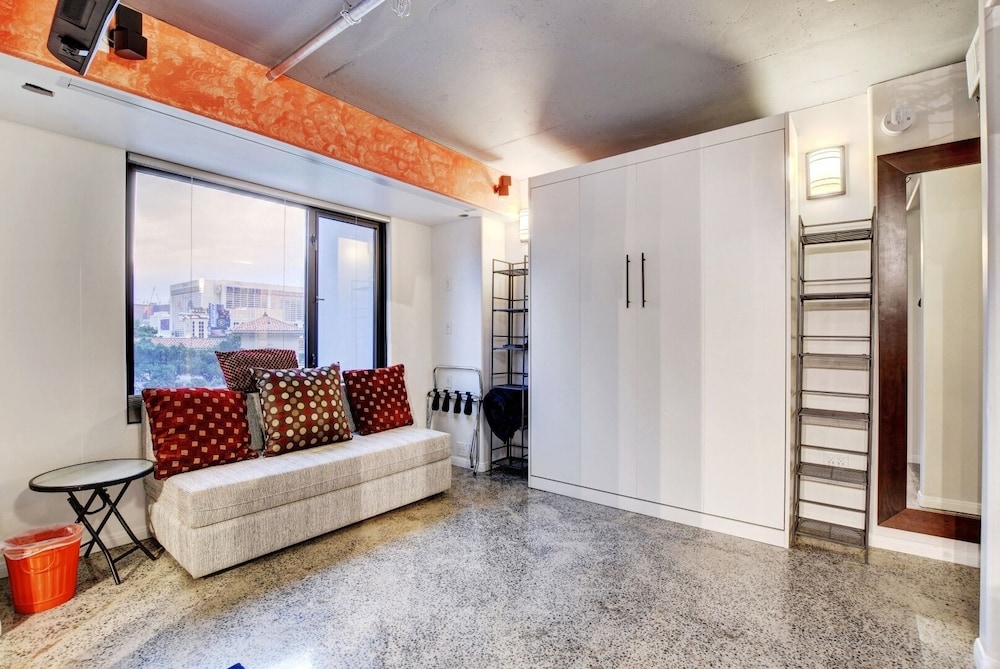 LVStripHouse Condos Sleeps up to 14