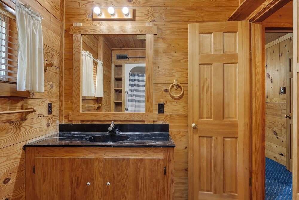 Pet-friendly 3BR Lake House Firepit + Pier