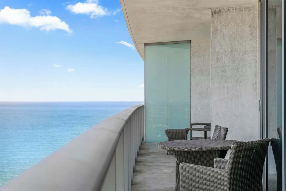 Sunny Balcony - Beautiful Stay for 2 With Ocean Views & Resort Amenities