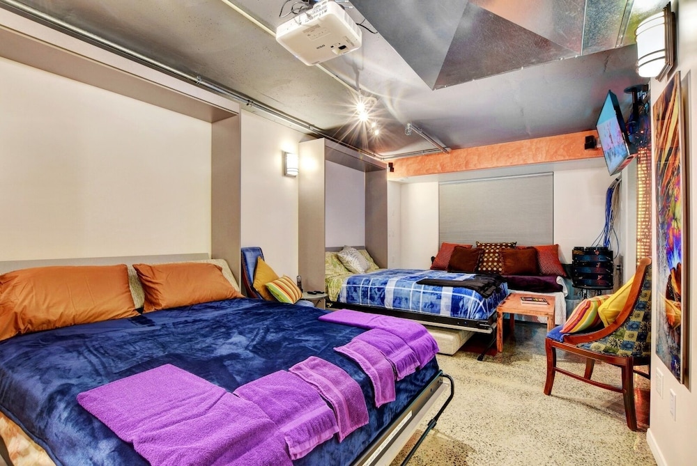LVStripHouse Condos Sleeps up to 14
