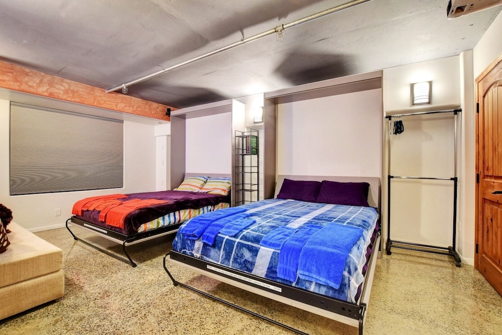 LVStripHouse Condos Sleeps up to 14