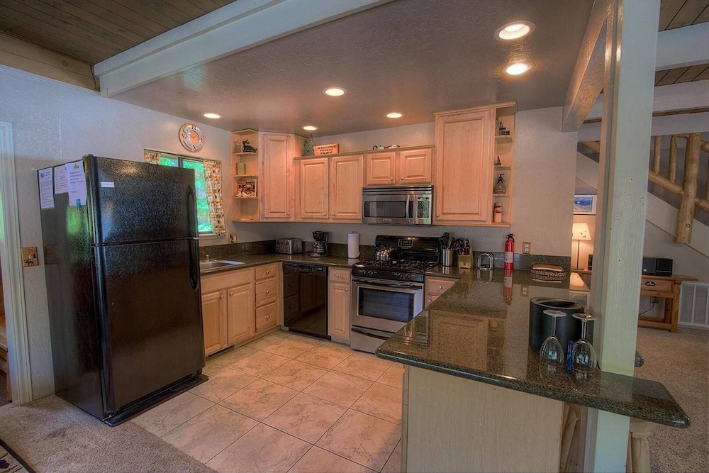 Rocky Top Retreat 4 Bedroom Home by RedAwning view 3