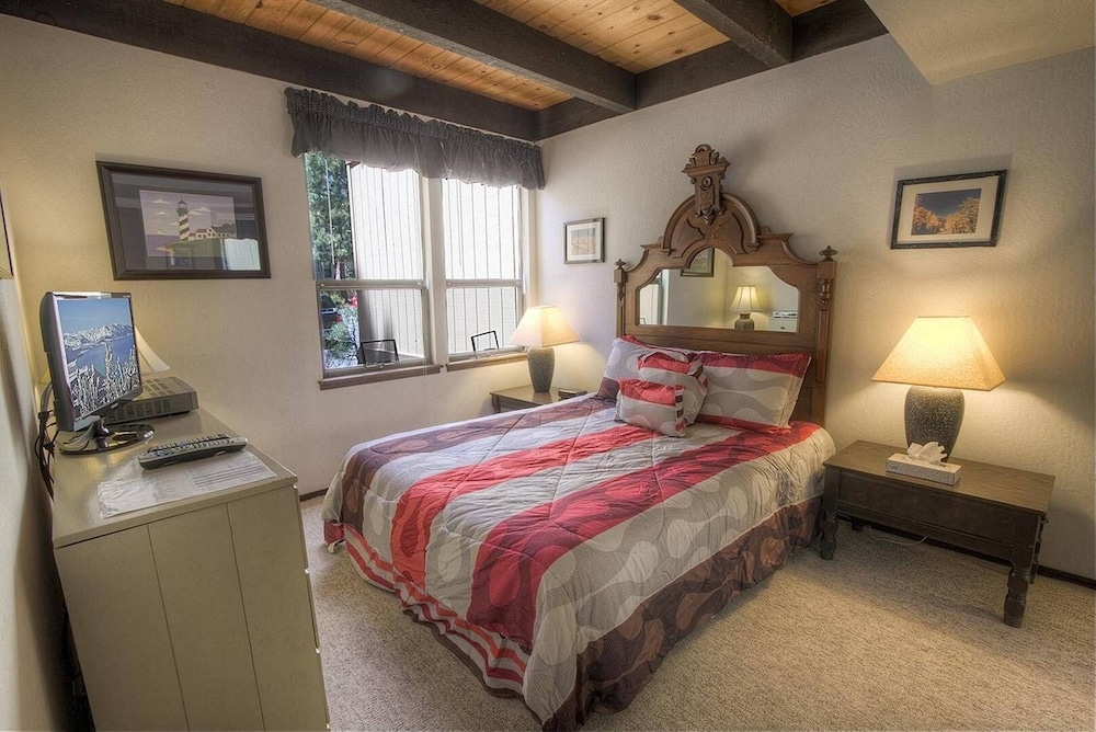Forest View Townhouse 3 Bedroom Home by RedAwning