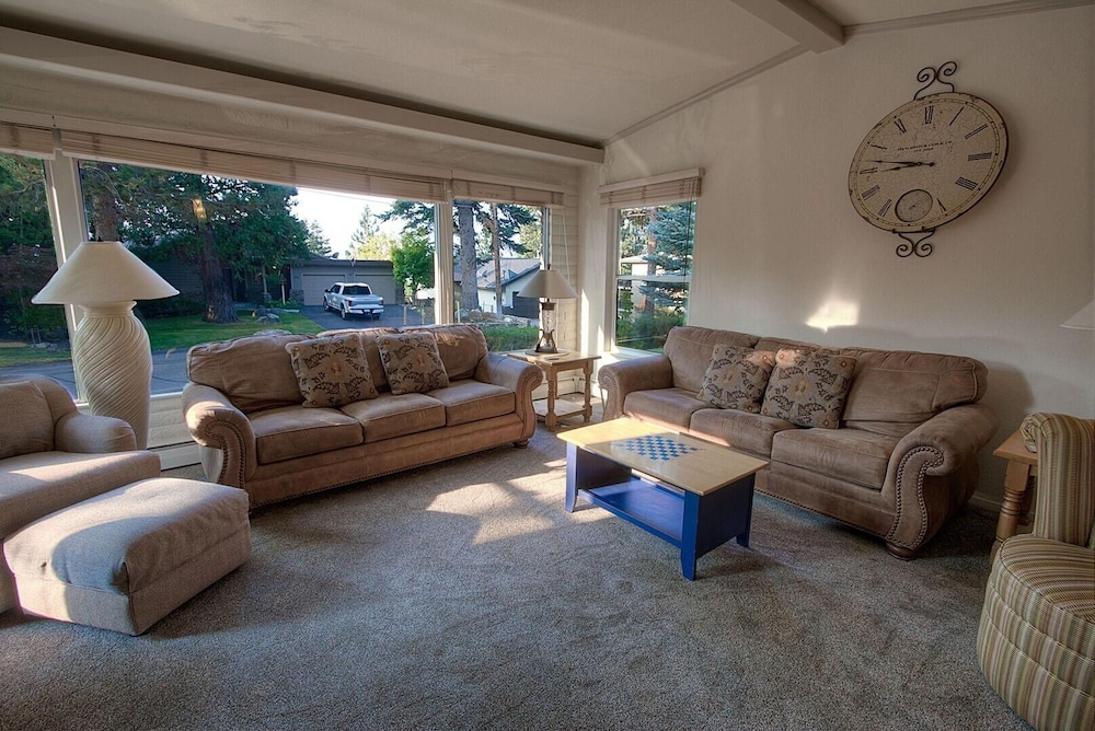 Cheyenne Chalet 4 Bedroom Home by RedAwning - Property Image 18
