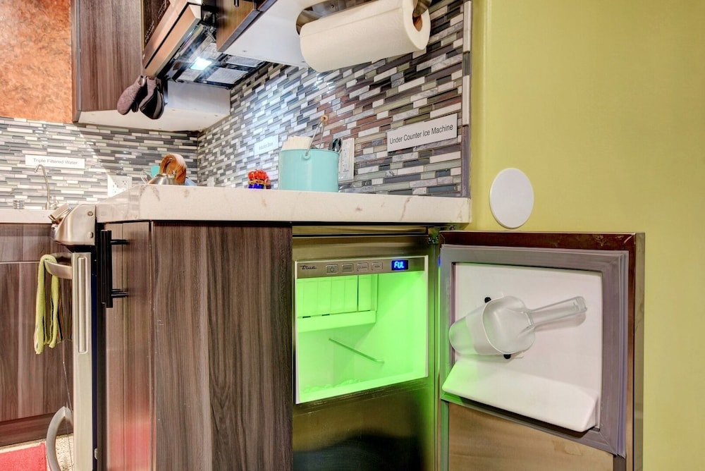 LVStripHouse Condos Sleeps up to 14