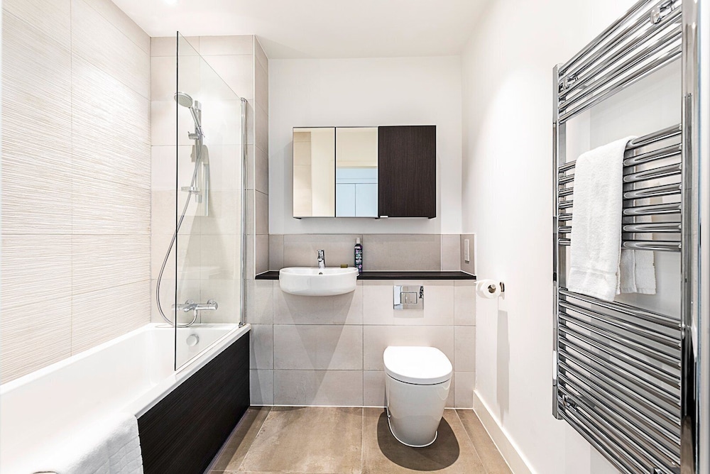 Modern 2-bed Flat With Terraces in Leyton
