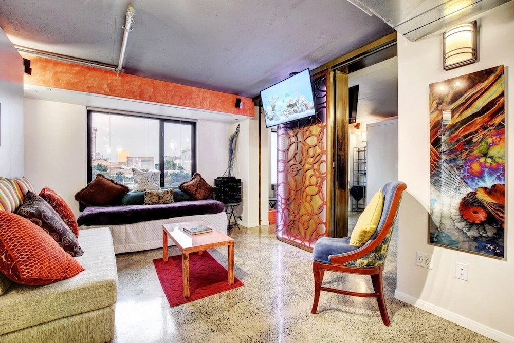 LVStripHouse Condos Sleeps up to 14