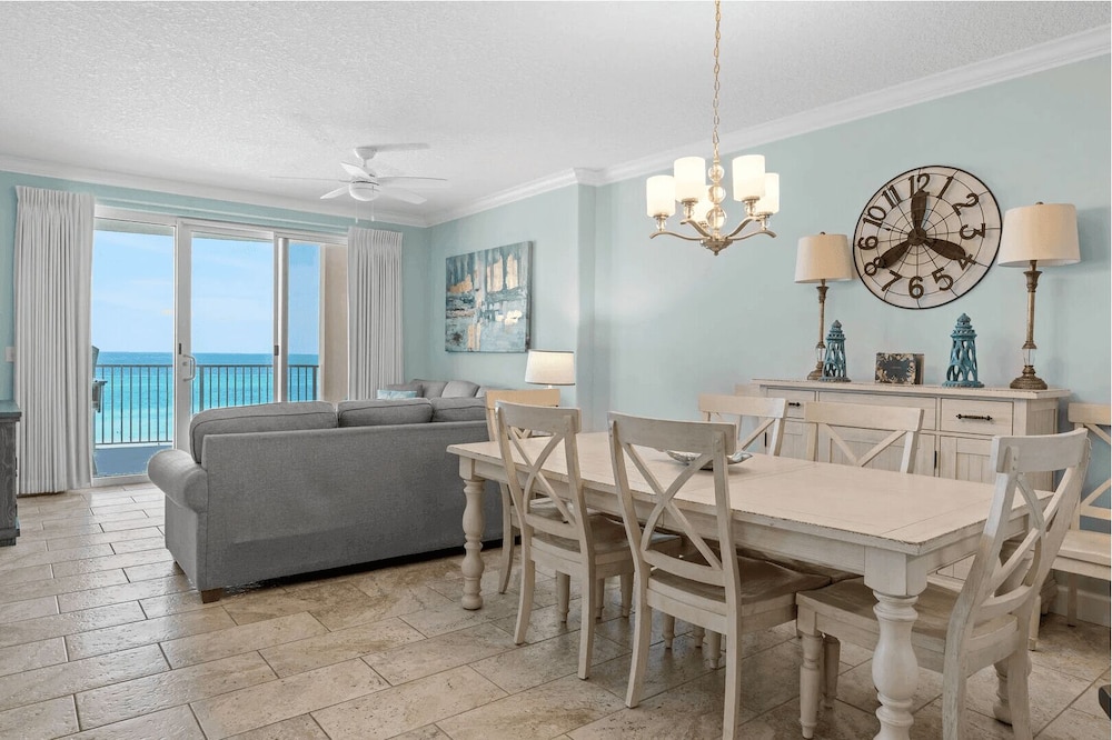 Beach Breeze by Avantstay Beachfront, Beach Chairs Included, 2 Pools!