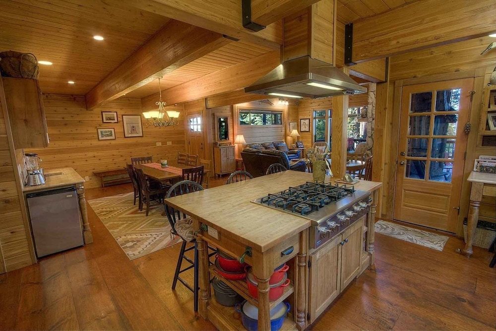 Smokey Joes 5 Bedroom Cabin by RedAwning - Property Image 32