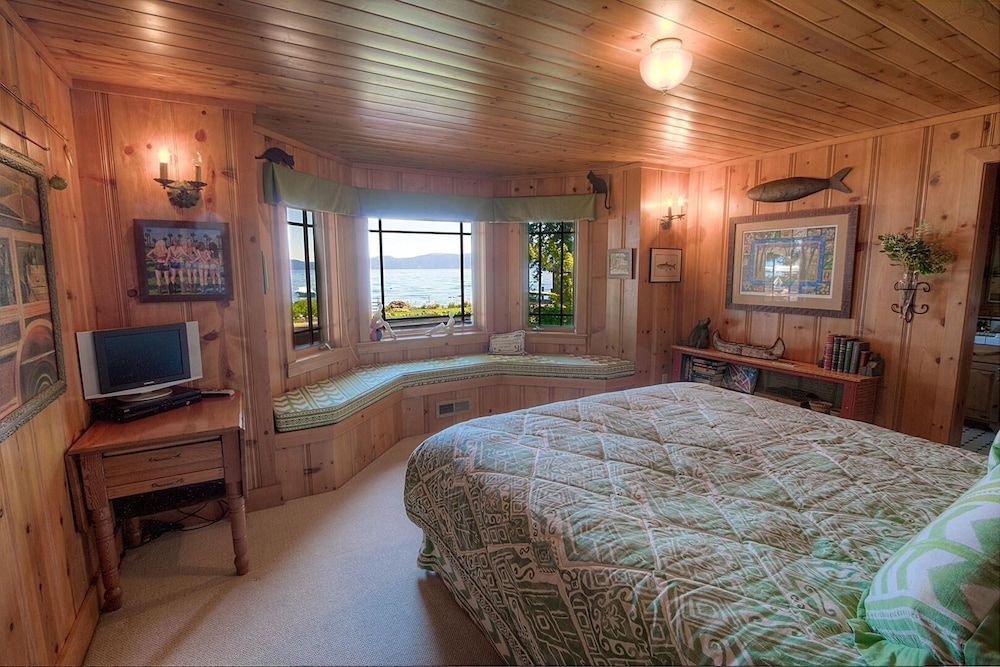 Lakefront History 5 Bedroom Cabin by Redawning view 3