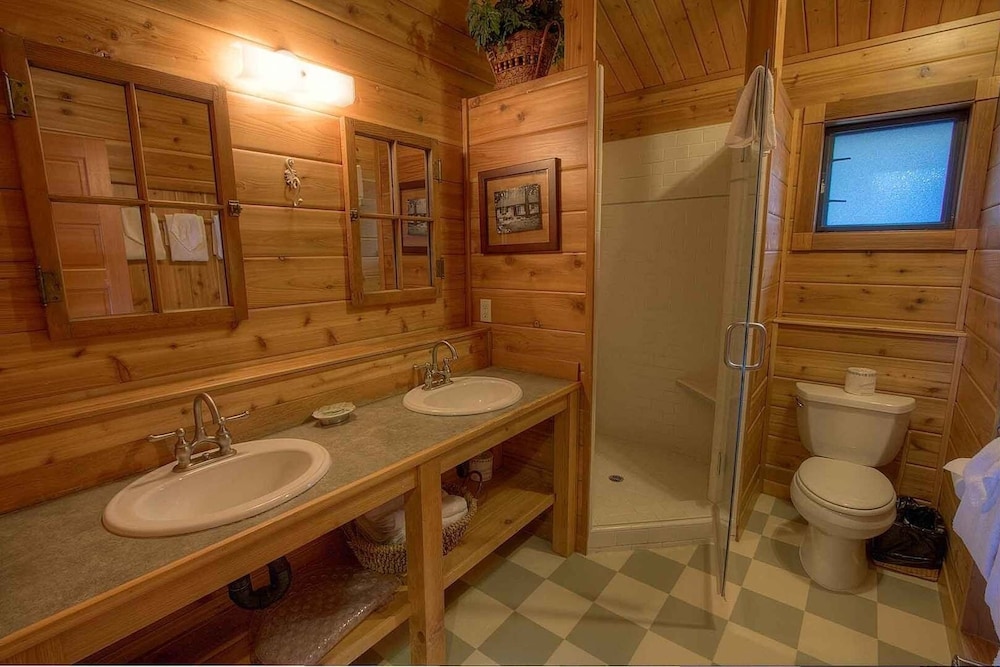 Smokey Joes 5 Bedroom Cabin by RedAwning - Property Image 41