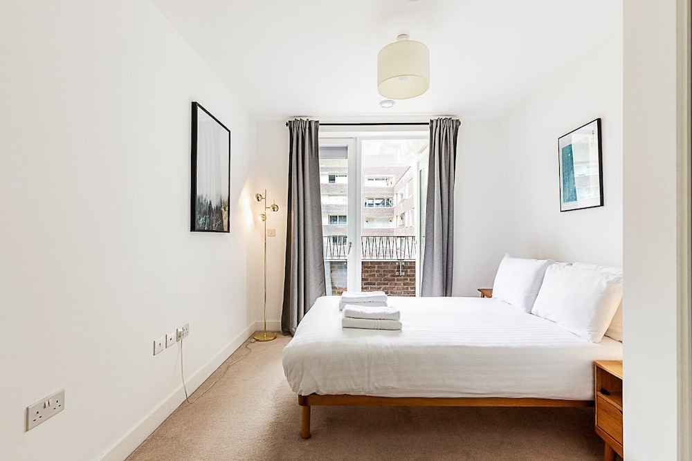 Modern 2-bed Flat With Terraces in Leyton