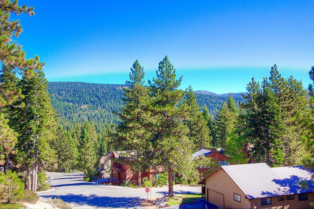 Lake Tahoe Vacations - Inclining View 3 Bedroom Home by RedAwning - Property Image 3
