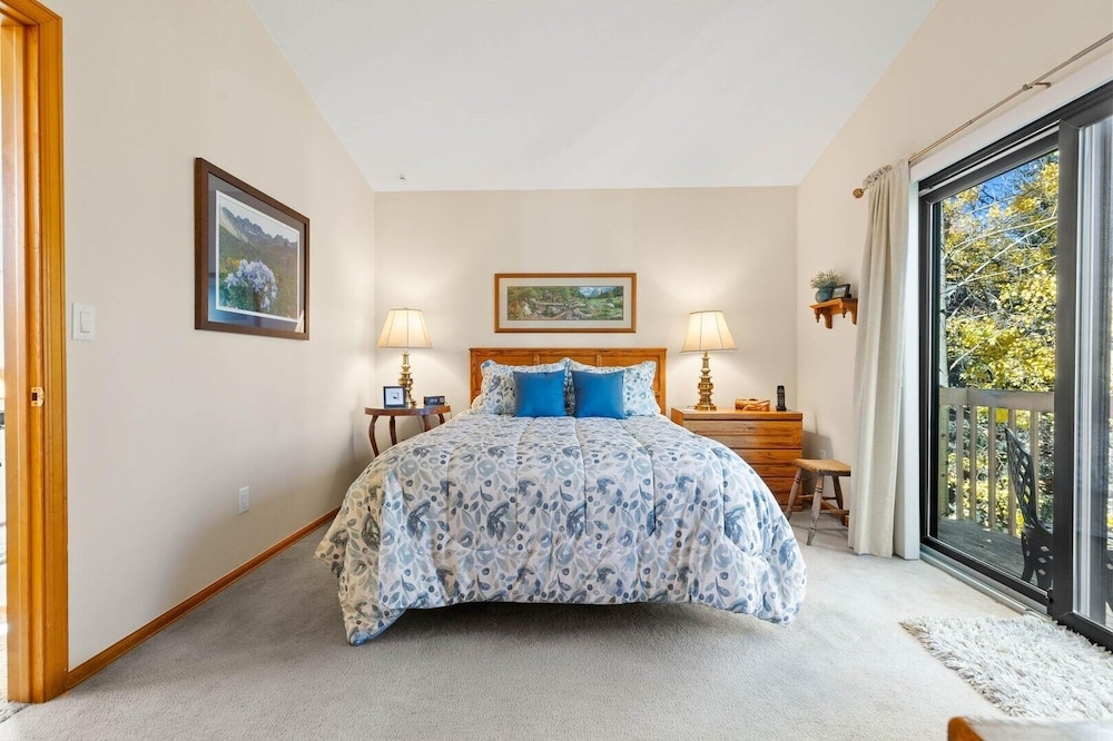 Mountainside 523 3 Bedroom Home by RedAwning