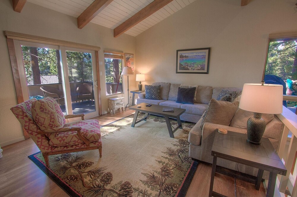 Cozy Bear Lodge 3 Bedroom Home by RedAwning view 5