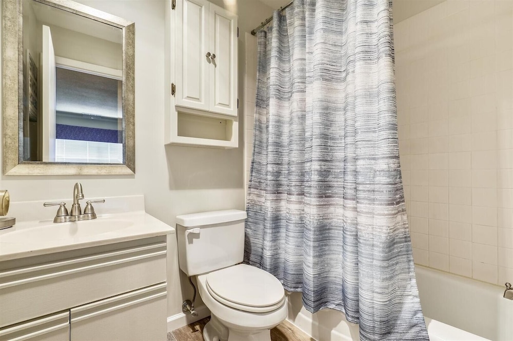 Harbour Island 403l 2 Bedroom Condo by RedAwning