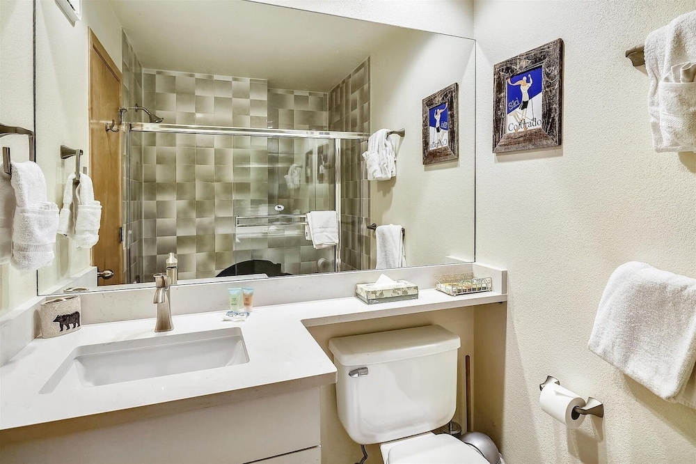 River Glen  106c 2 Bedroom Condo by RedAwning