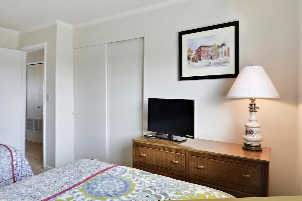 Harbour Island 403l 2 Bedroom Condo by RedAwning