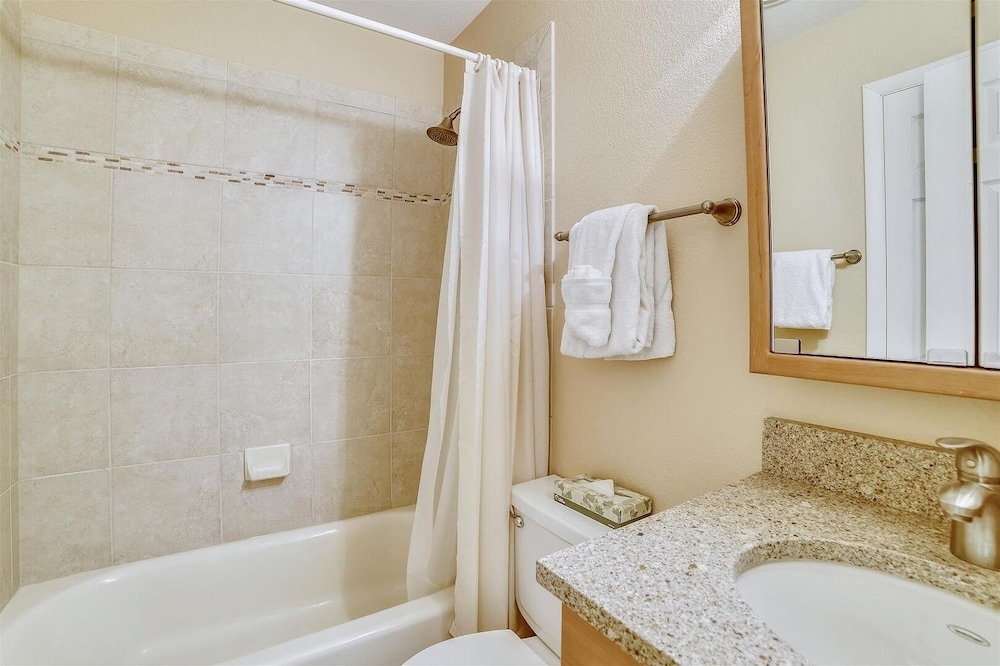Mountainside 145a 2 Bedroom Condo by RedAwning