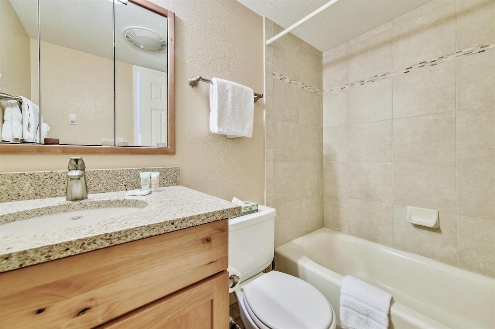 Mountainside 145a 2 Bedroom Condo by RedAwning