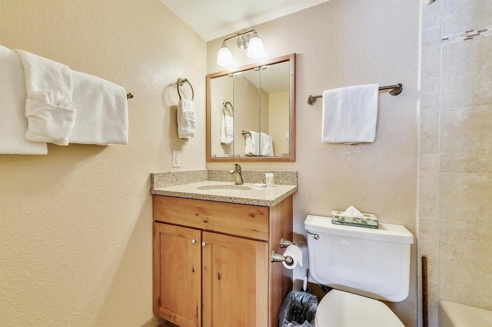 Mountainside 145a 2 Bedroom Condo by RedAwning