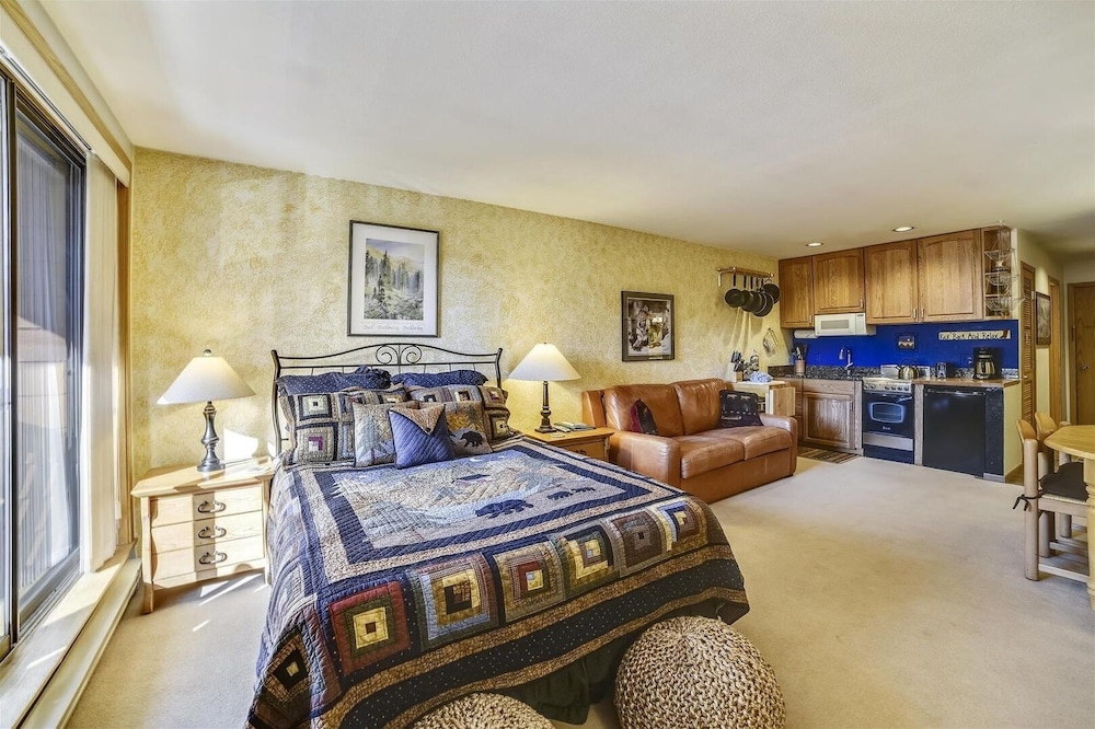 Cedar Lodge  309 Studio Bedroom Condo by RedAwning