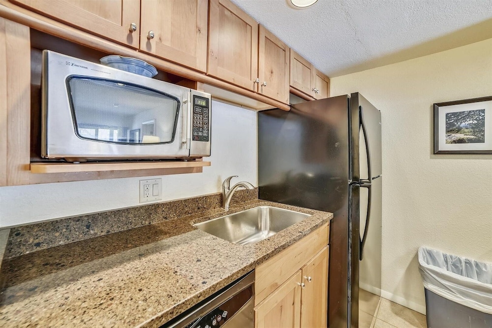 Mountainside 145a 2 Bedroom Condo by RedAwning