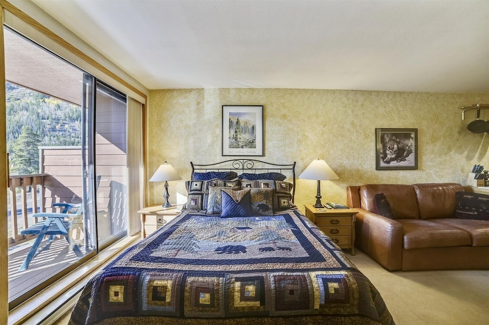 Cedar Lodge  309 Studio Bedroom Condo by RedAwning