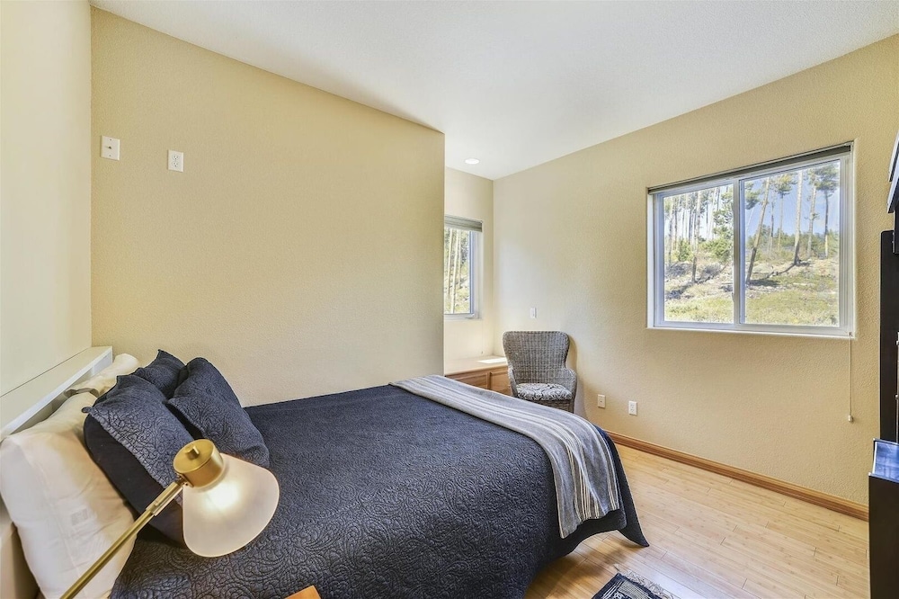 Larson Lane 217 - 4 Br Home