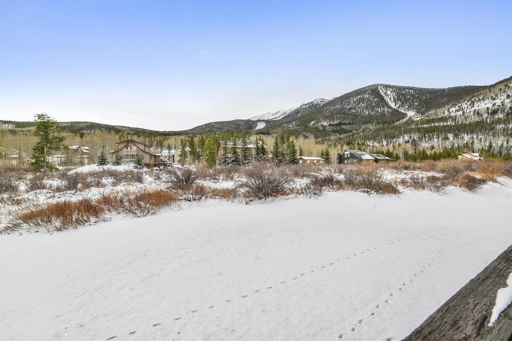 Mountainside 145a 2 Bedroom Condo by RedAwning