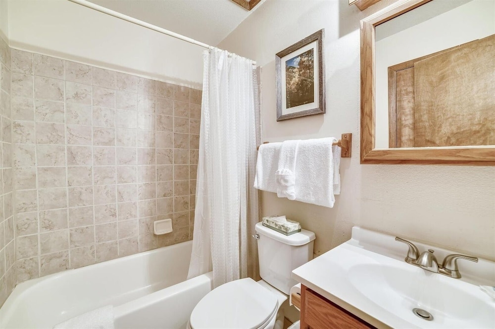 Mountainside 155a 2 Bedroom Condo by RedAwning