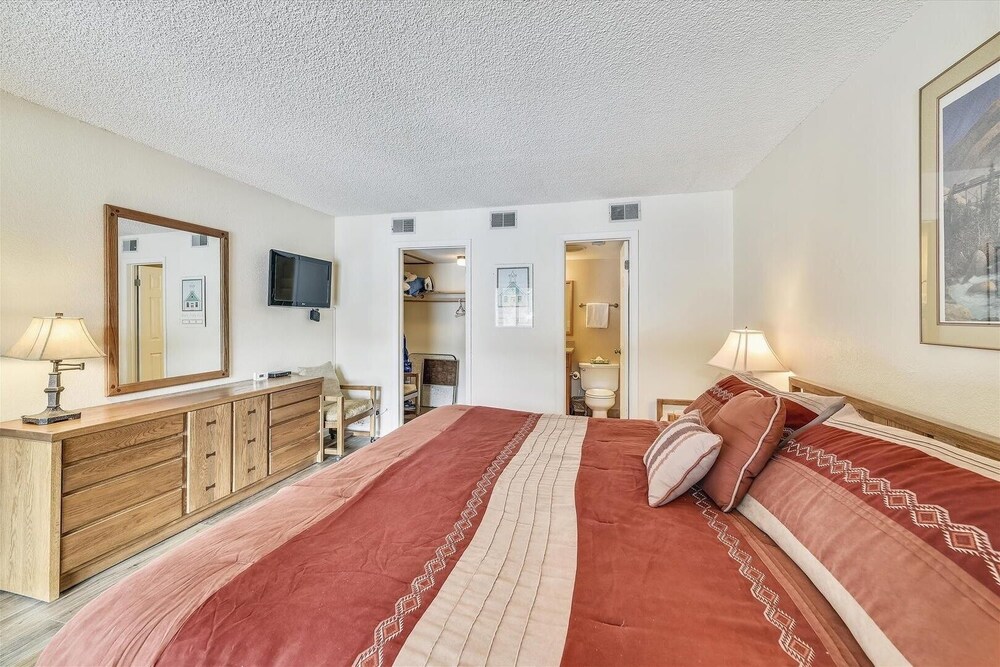 Mountainside 145a 2 Bedroom Condo by RedAwning