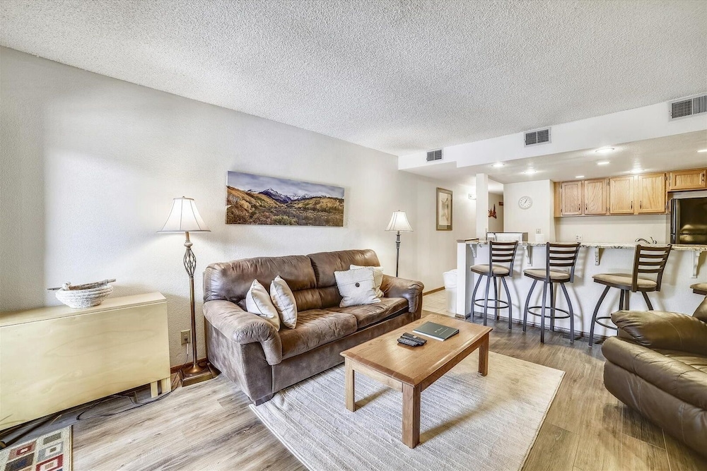 Mountainside 155a 2 Bedroom Condo by RedAwning