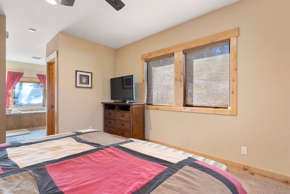 Stage Coach Run 5 Bedroom Home by RedAwning view 4